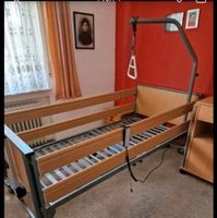Pflegebett elektrisch  mit matratze und nachttisch