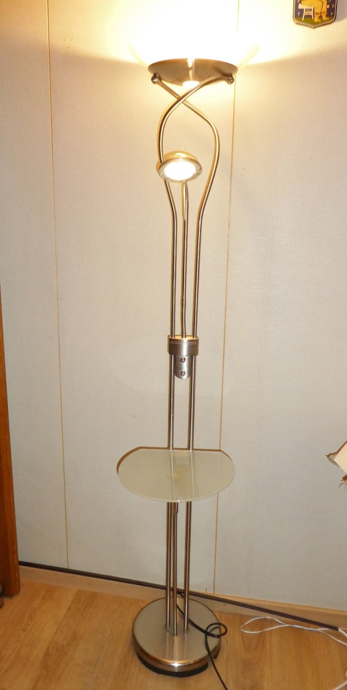 Lampade: Stehlampe mit Glastisch – Usato da Siebnen venduto da Ra-la-ra-ol 1