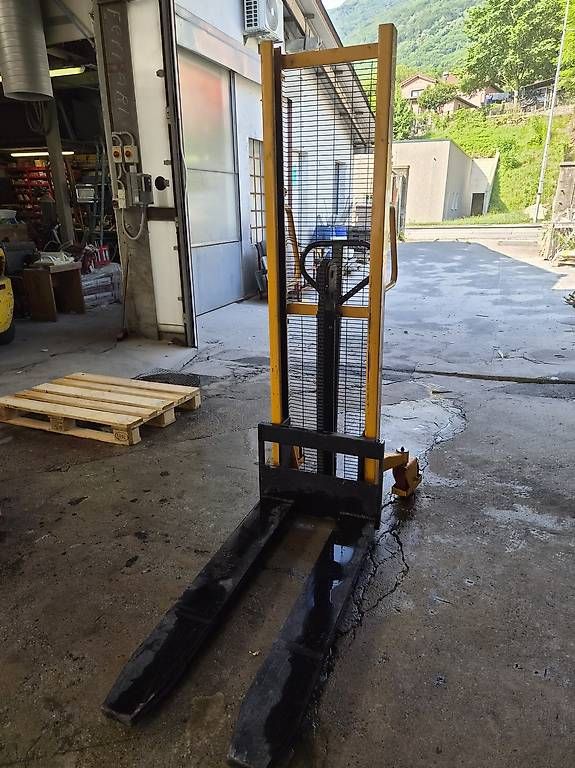 Carrelli elevatori e a forche: Transpallet elevatore manuale 1000 kg anno 2012 – Usato da Rivera venduto da GenerelliSA 2