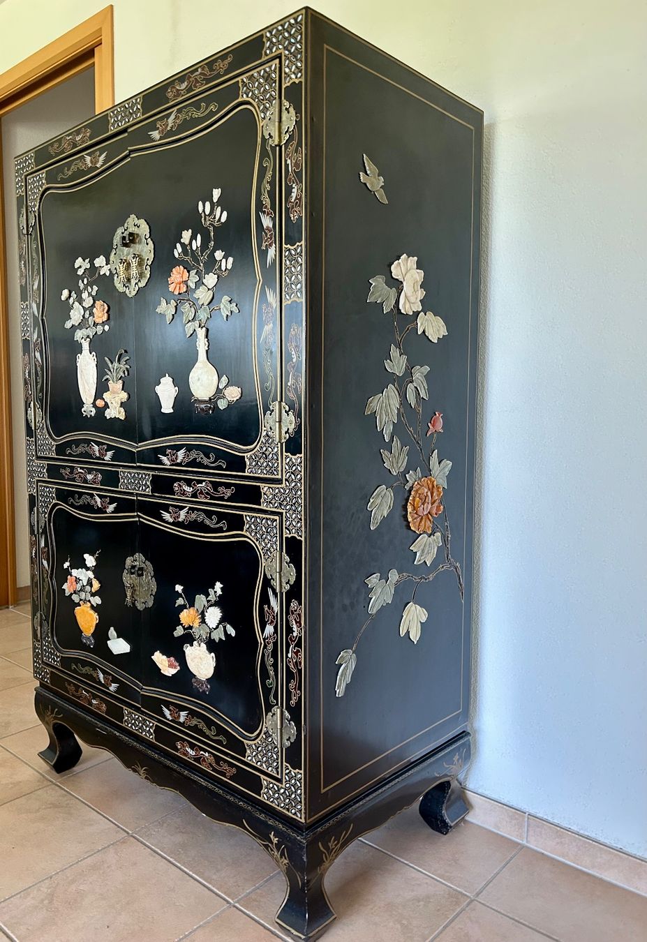Armadi: Asiatischer Schrank mit Steinapplikationen – Usato da Untersiggenthal venduto da Pitsidia02 1