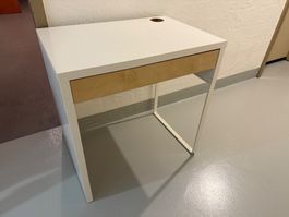 kleiner Schreibtisch weiss mit Schublade und Kabelöffnung