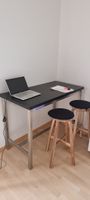 Bar-Tisch IKEA + 3 Hocker aus Holz zu verkaufen