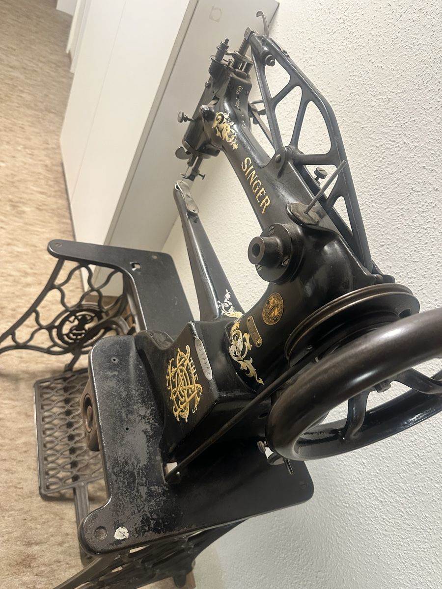 Singer Nähmaschinen: Antique Singer shoemaker sewing machine with treadle  – Gebraucht aus Elsau von MANWITHVAN 5