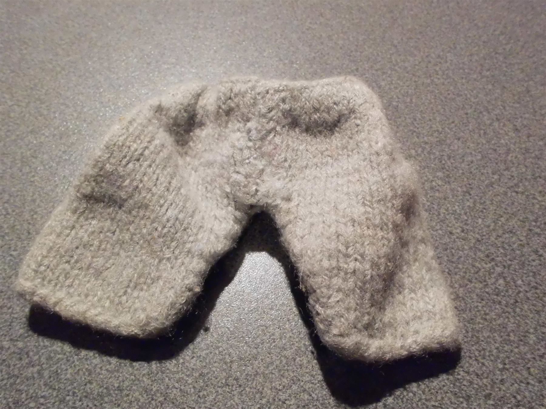 Puppen: Puppen - Hose grau, gestrickt – Gebraucht aus Zürich von Motzkuh