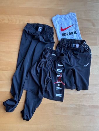 Shirt, Shorts und Trainerhose