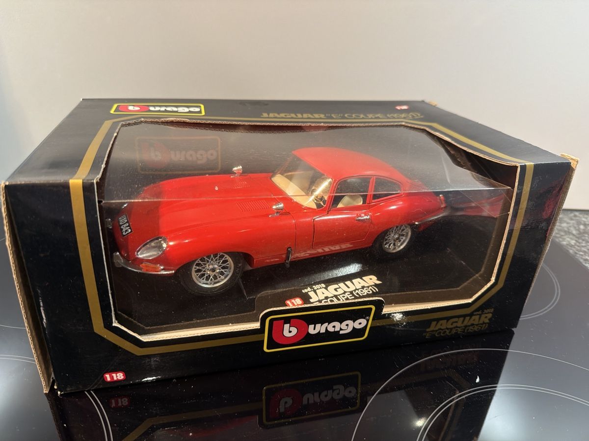 Bburago Modellini d'auto: Jaguar E Coupe rot - 1/18 - Bburago – Usato da Wolfwil venduto da Rolex1 3