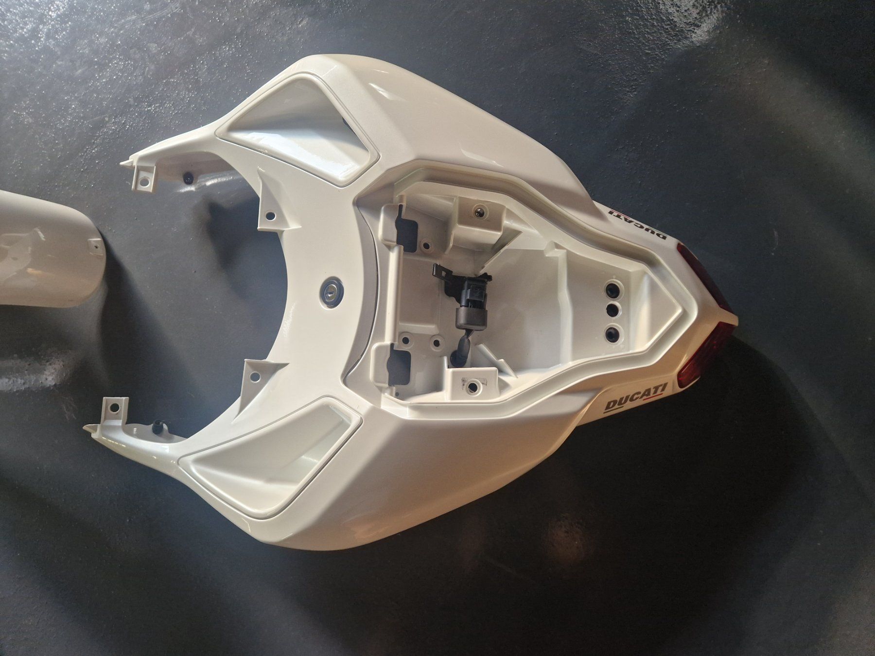 Ducati Tutti i ricambio per moto: Ducati 1198 Verschalung perlweiss, ORIGINAL – Usato da Zofingen venduto da alb_l99r 3