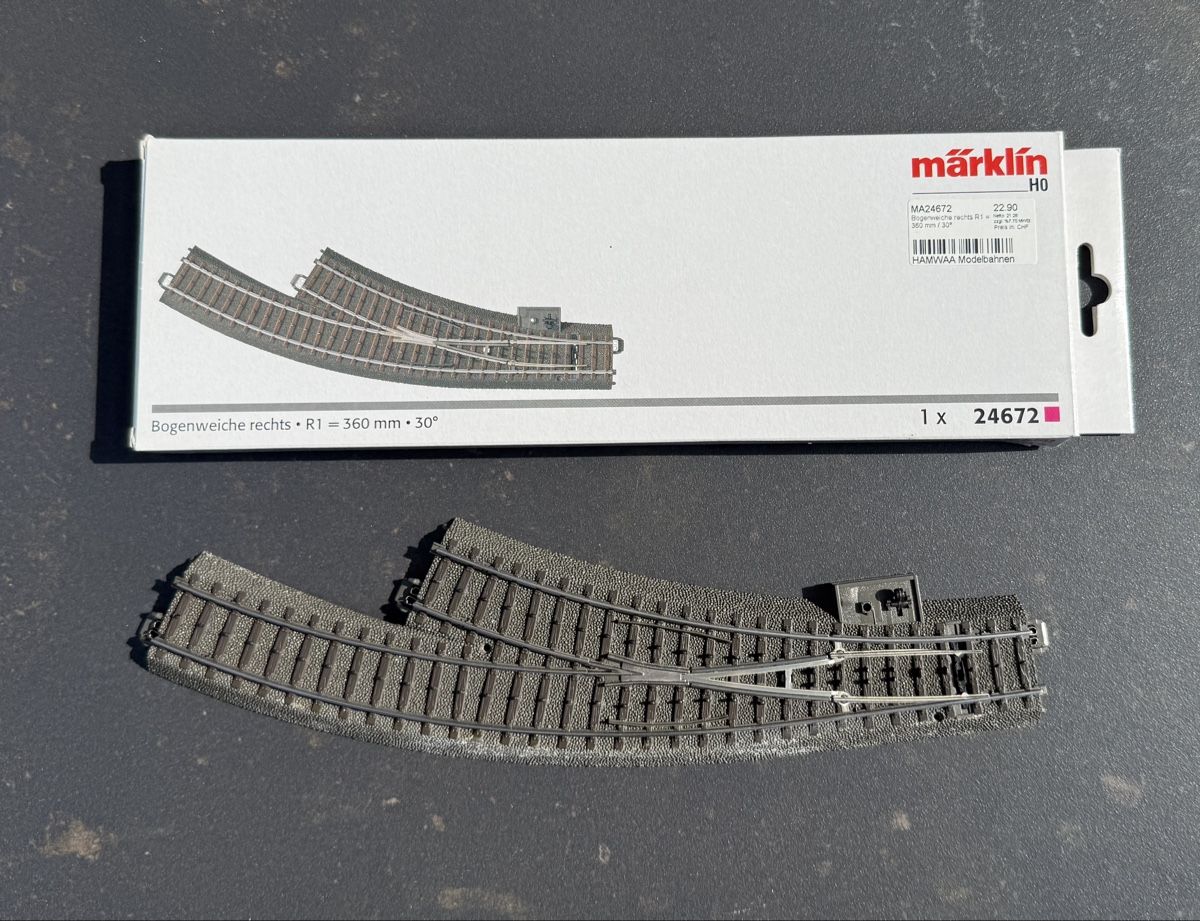 Märklin Modellini di ferrovie: MÄRKLIN Bogenweiche R1 inkl. Weichenantrieb und Dekoder – Usato da Seltisberg venduto da doosie_ch