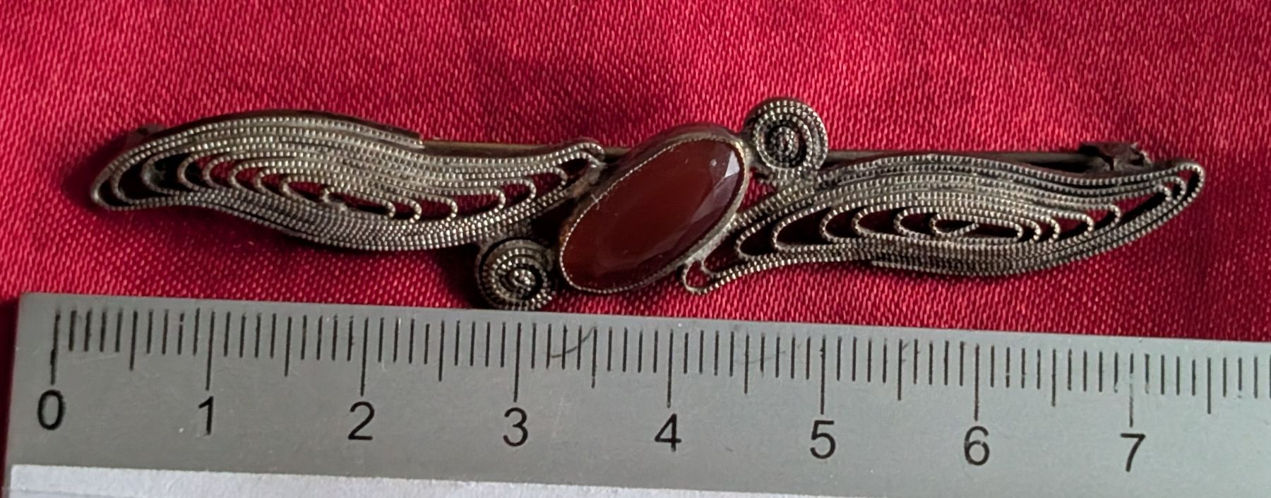 Spille & Fermagli: Silberfarbene Brosche mit orange-rotem Stein – Usato da Münsingen venduto da Rehtre 2