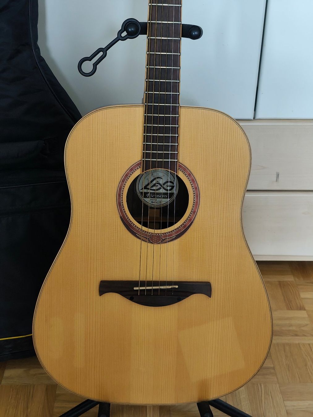 Strumenti musicali: LAG - 4 Seasons Winter 4S400D – Usato da Les Avanchets venduto da Jackjack 2