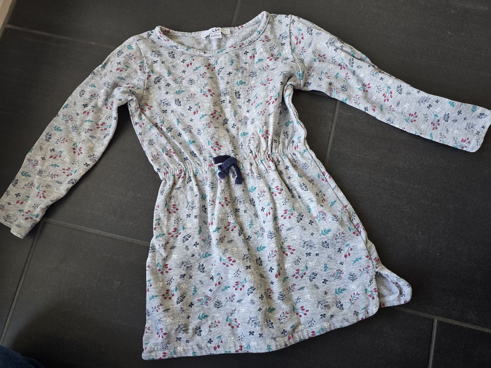 Vestiti & Gonne: Mädchen Kleid/Longpulli mit Blumenmuster Grösse 110-116 – Usato da Unterentfelden venduto da Panda-87