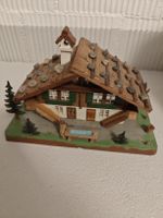 Altes Miniatur Chalet-Haus mit Steinen