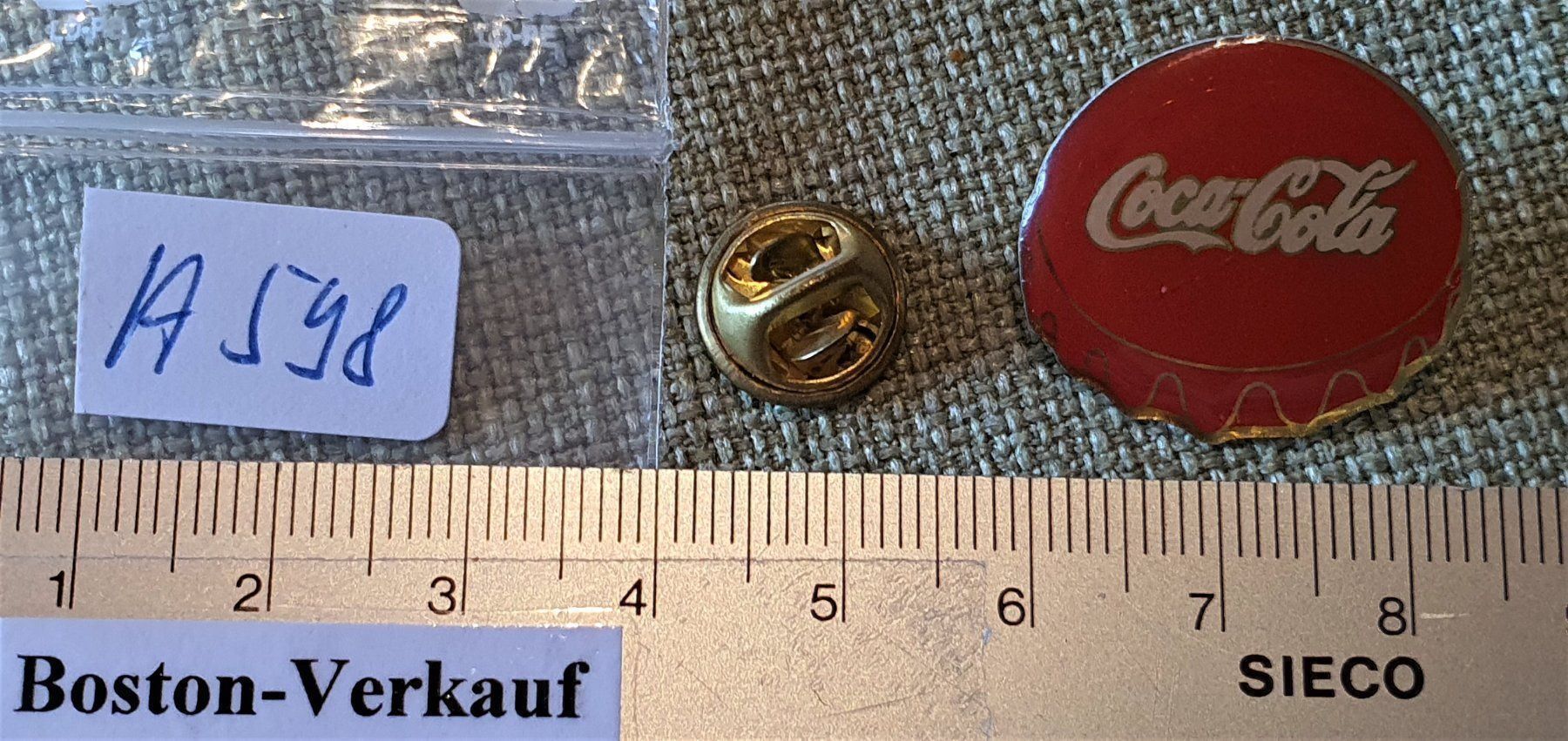 Apribottiglie & Tappi per chiusura: H598 - Pin Coca Cola Deckel Kronkorken – Usato da Reinach BL venduto da Boston-Verkauf 2
