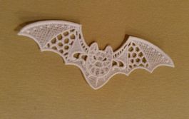 Halloween Fledermaus weiss, gestickt, ca. 5x13cm