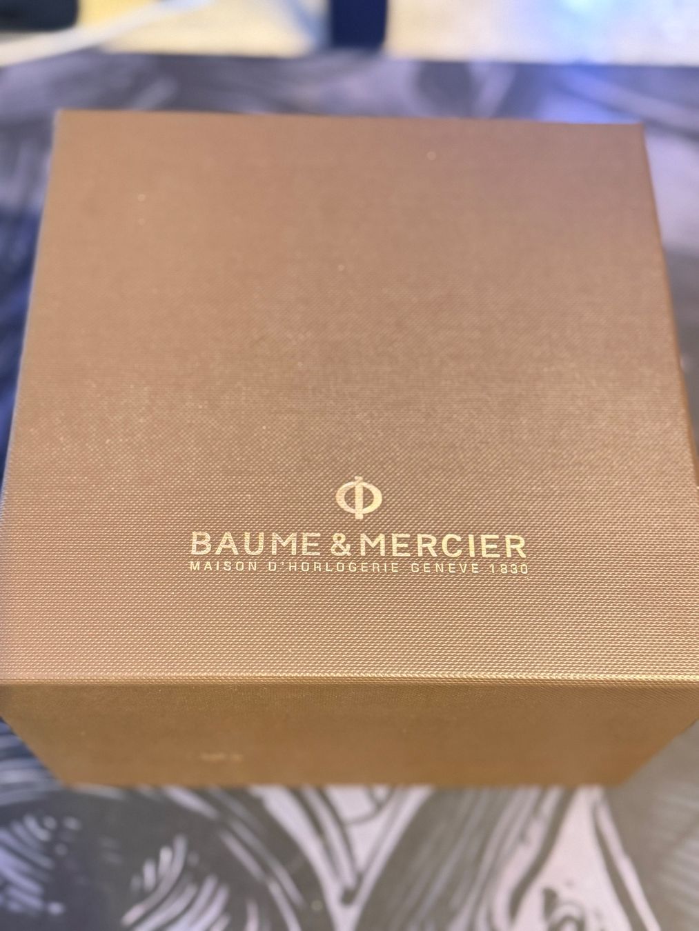 Baume & Mercier Orologi: Baume & Mercier Clifton Table Clock neuf – Nuovo e nell'imballaggio originale da Plan-les-Ouates venduto da de_lia 4