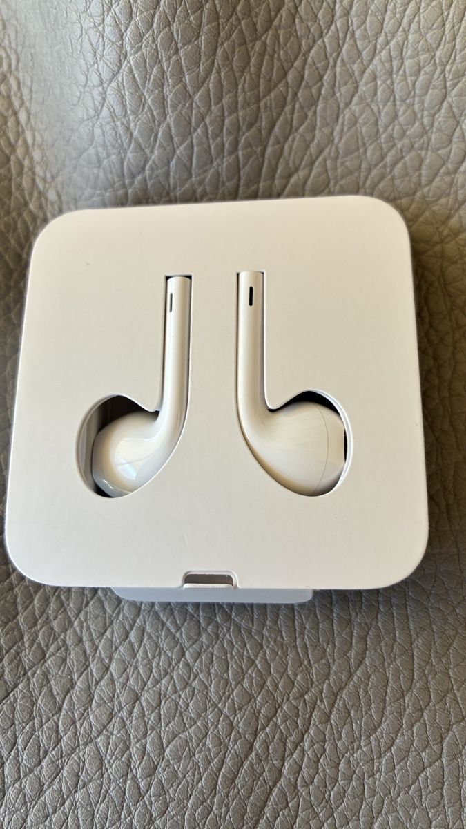 Apple Kopfhörer: Apple EarPods mit Lightning Connector neu – Neu und originalverpackt aus Reinach BL von santrian 1