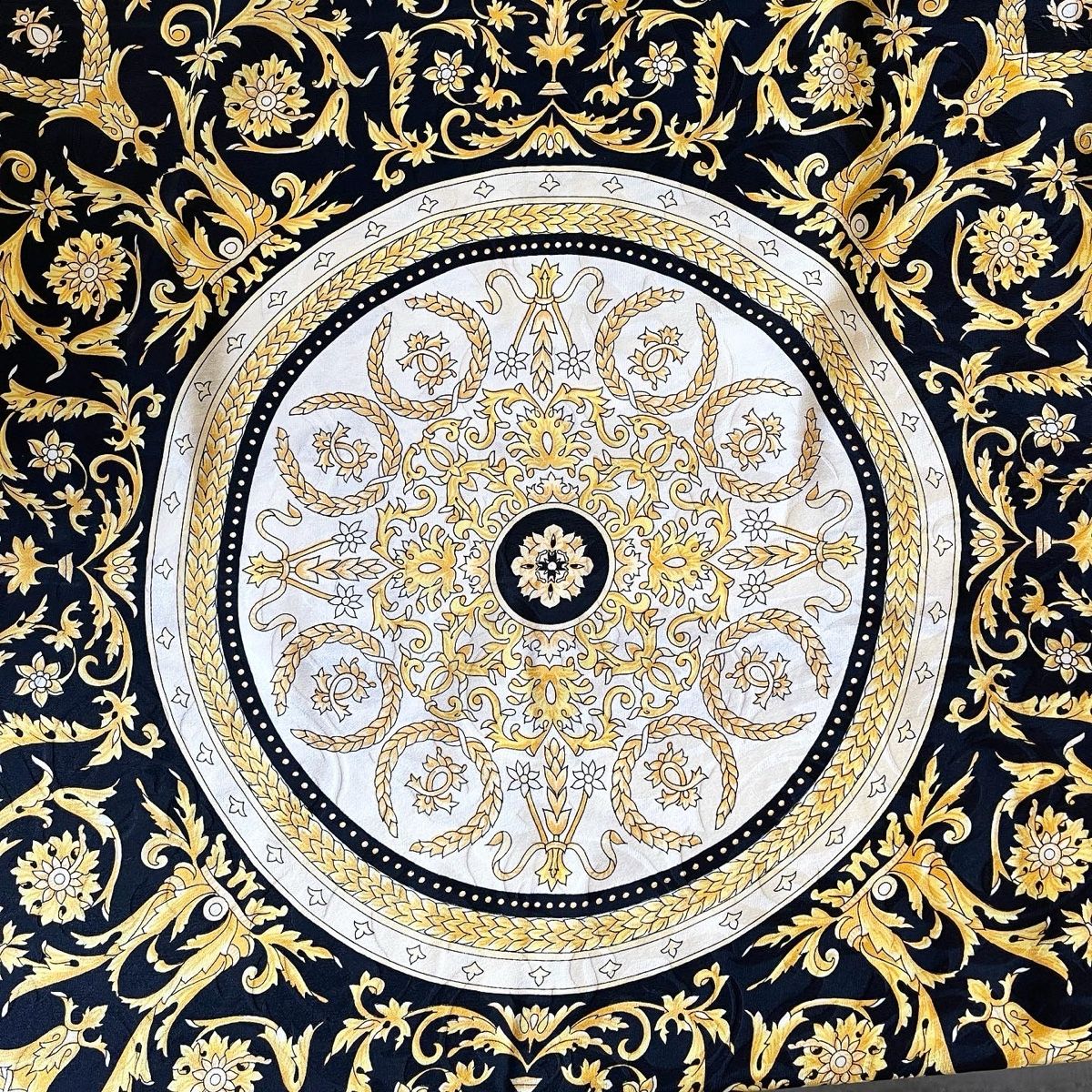 Valentino Foulards, Tücher & Schals: VALENTINO DROP Vintage Silk Scarf – Gebraucht aus Emmen von Avviivva_Com2023 1