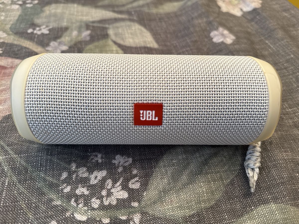 JBL Casse acustiche: JBL Flip 4 Bluetooth Speaker White Good Condition – Usato da Zürich venduto da sha_vw65