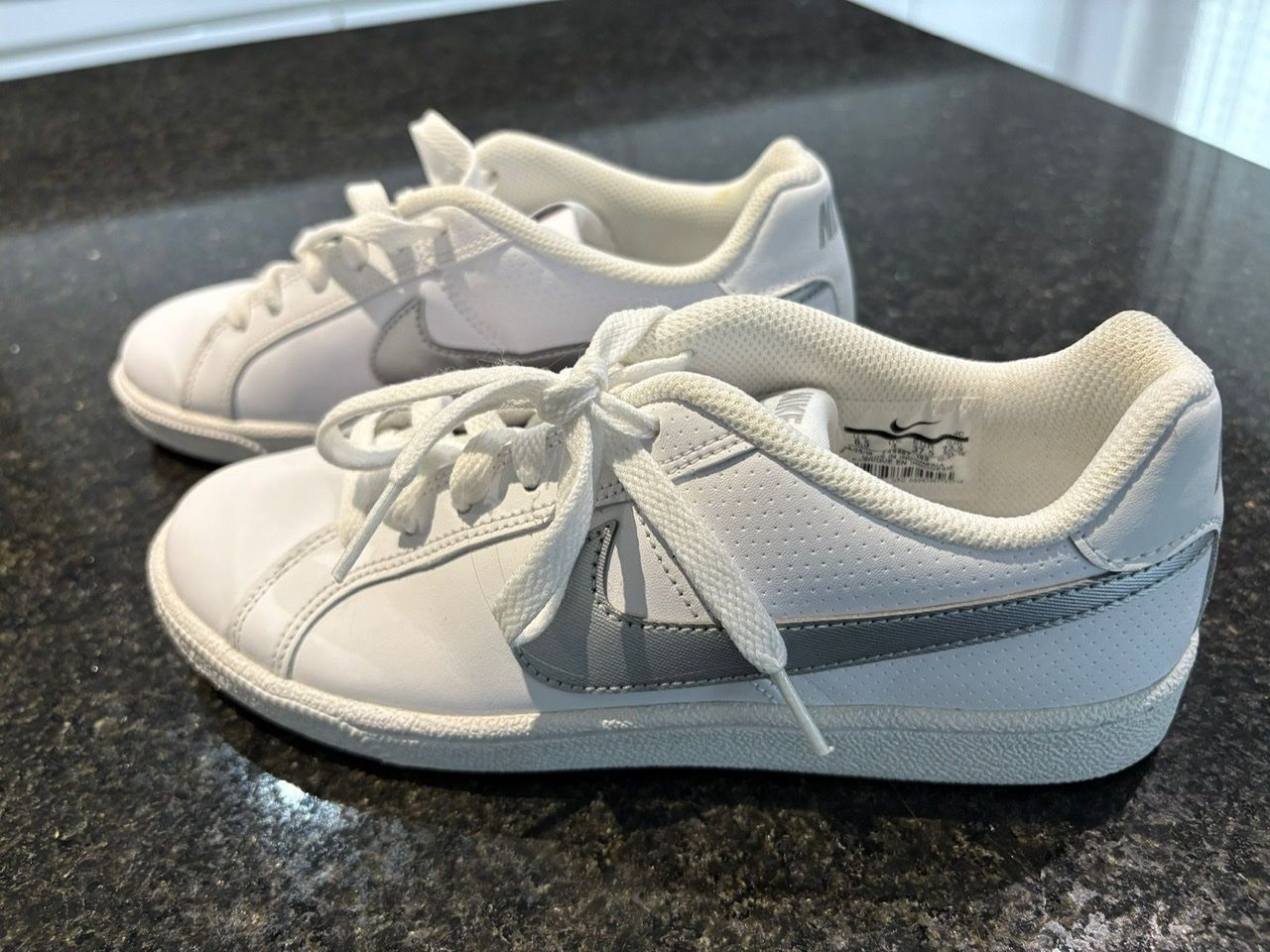 Scarpe da donna: Sportschuhe – Usato da Jonschwil venduto da Dr.MeganHunt