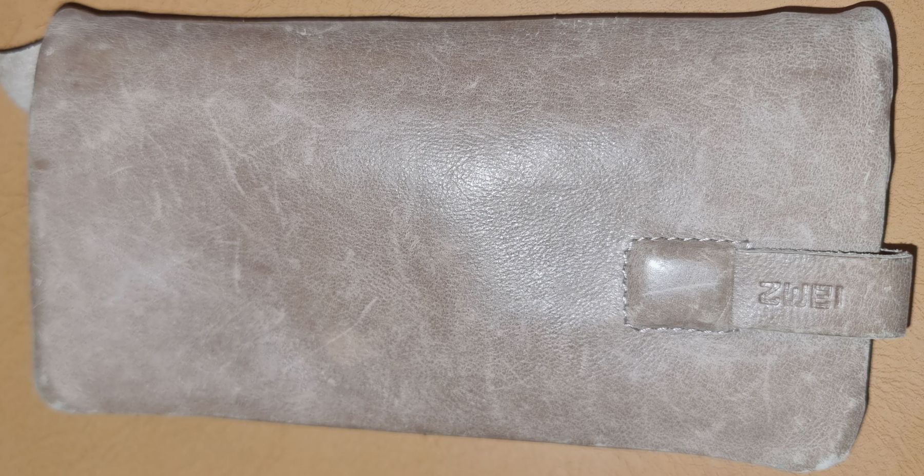 Borse da donna: Pochette ZWEI en cuir gris clair - Élégance discrète – Usato da Vevey venduto da fer3ica