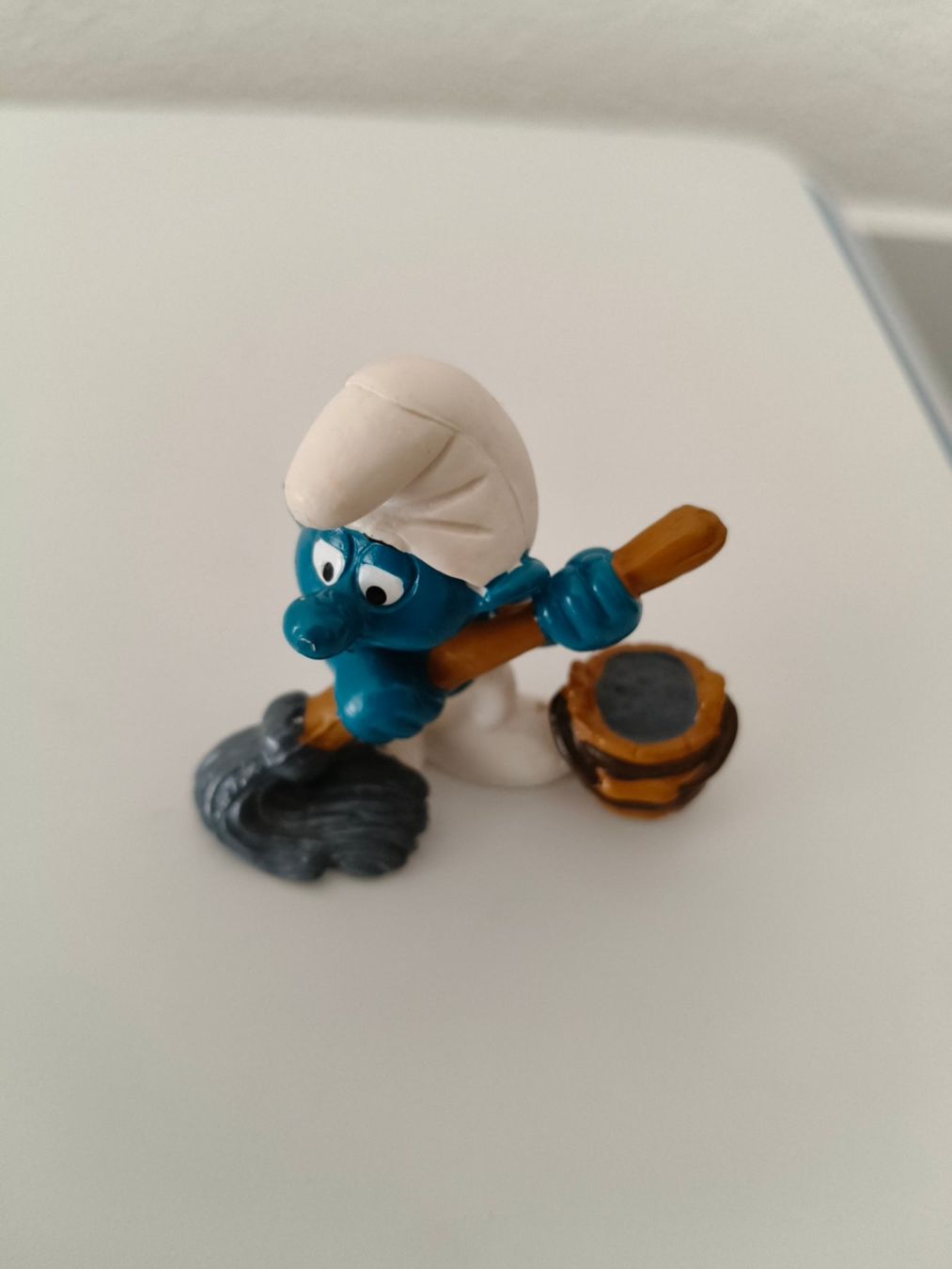 Schleich Statuette: Scglumpf mit Mopp und Eimer – Nuovo (secondo la descrizione) da Rothrist venduto da Stranglehold