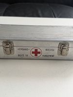 Boîte Métal de premiers secours vintage de l'armée suisse