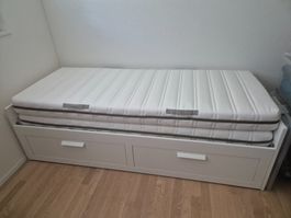 Tagesbett weiss mit Bettkasten und zwei Matratzen