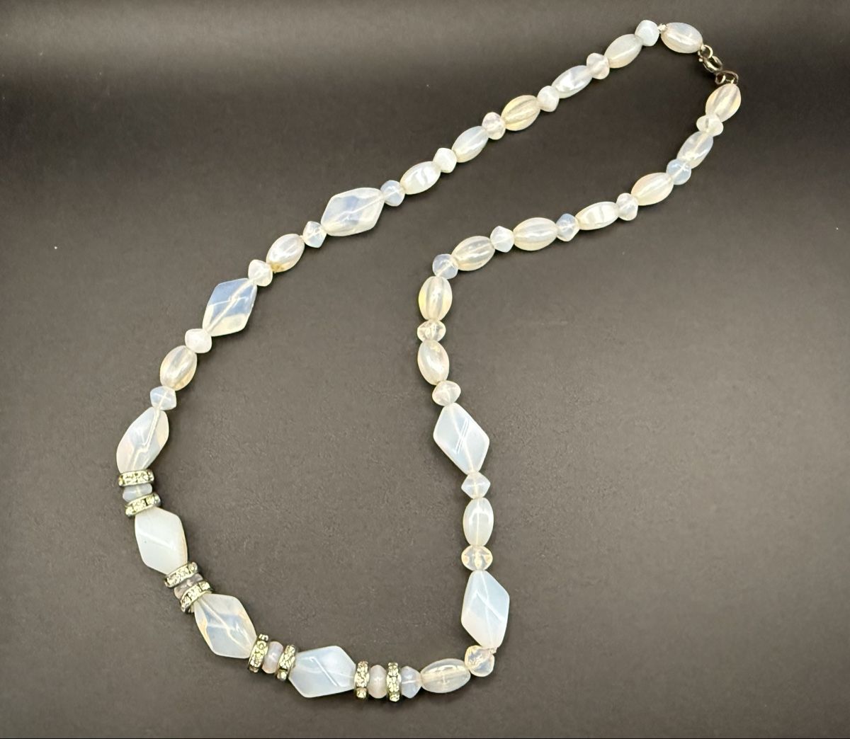 Catenine: Antike Halskette aus Opalglas mit Strass-Elementen – Usato da Lamone venduto da LaCantinaMagica 5