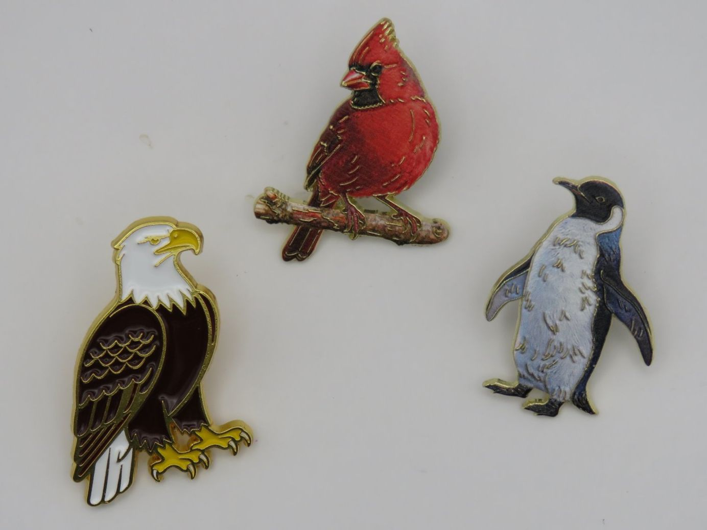 Broschen & Nadeln: 3x PIN - ADLER - KARDINAL VOGEL - PINGUIN - Neu – Neu und originalverpackt aus Grenchen von Yamahwildstar16