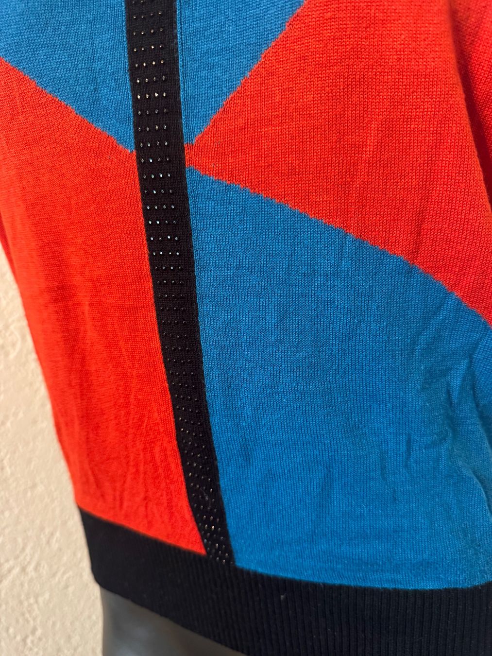 Maglioni & Felpe: Geometrischer Colorblock Pullover in Rot, Blau und Schwarz S – Usato da Frenkendorf venduto da Style365 4