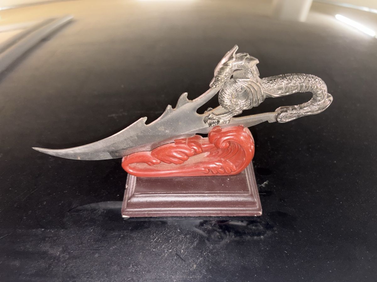 Tutte le decorazioni: Dekorationsdolch mit Drachenmotiv und rotem Ständer – Nuovo (secondo la descrizione) da Bassersdorf venduto da jer_q8md