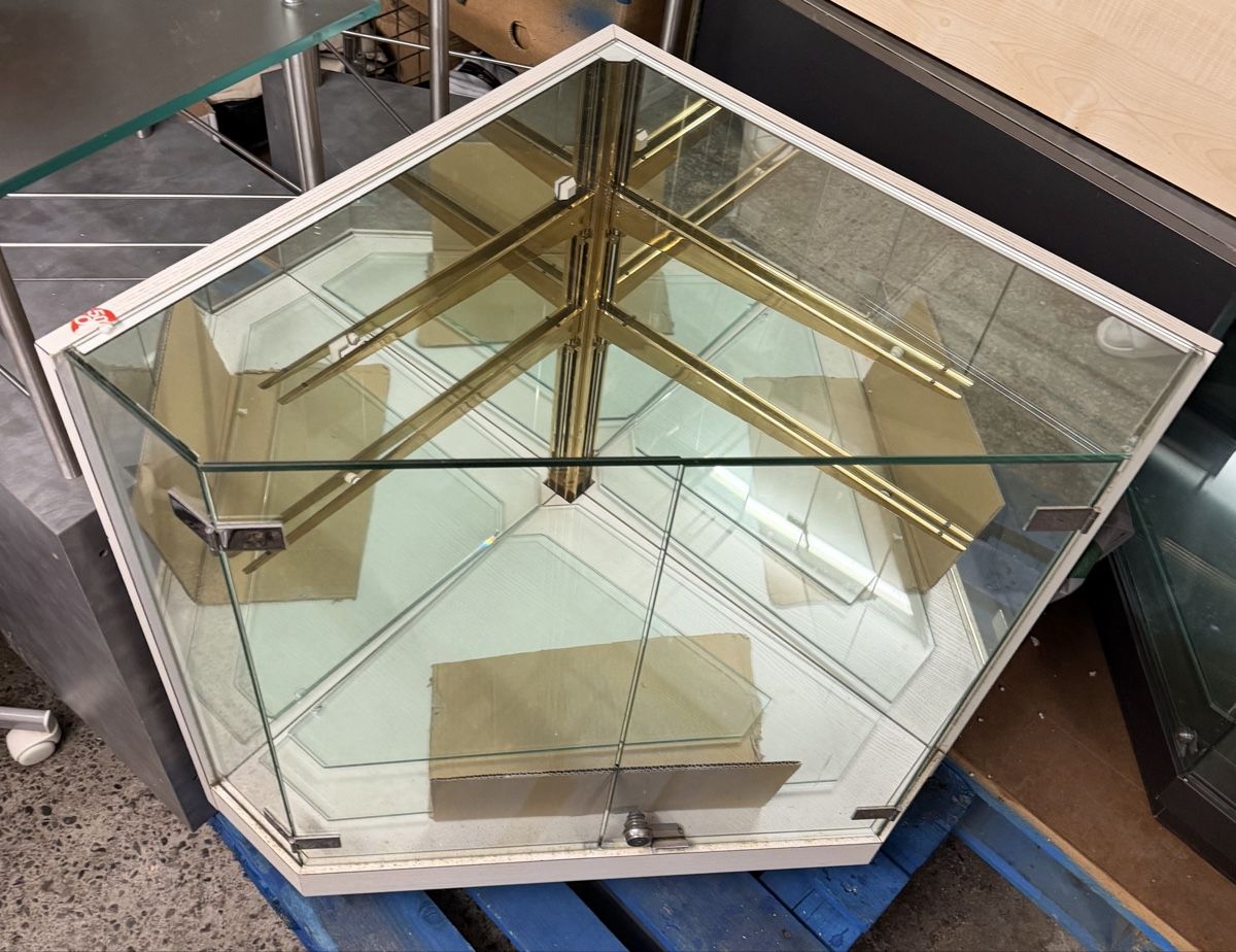 Vitrines: Vitrinenkasten Glas Messing pentagonal – D'occasion à Interlaken par Skandalpreis 4