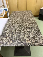 Tisch mit Granitplatte und Metallfuss dunkel gebraucht