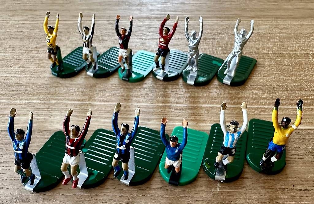 Giochi: Subbuteo foot figurines spéciales et projecteurs de stade – Nuovo (secondo la descrizione) da Vich venduto da Saibosan