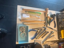 Jeu d'outils d'horlogerie et de précision divers