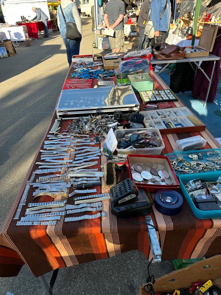 Tutti gli attrezzi: Alle Ware auf dem Flohmarktstand – Usato da Münchenstein venduto da Furki22