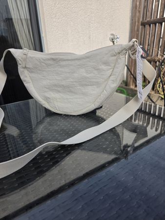 Sac bandoulière Uniqlo blanc forme demi-lune neuf