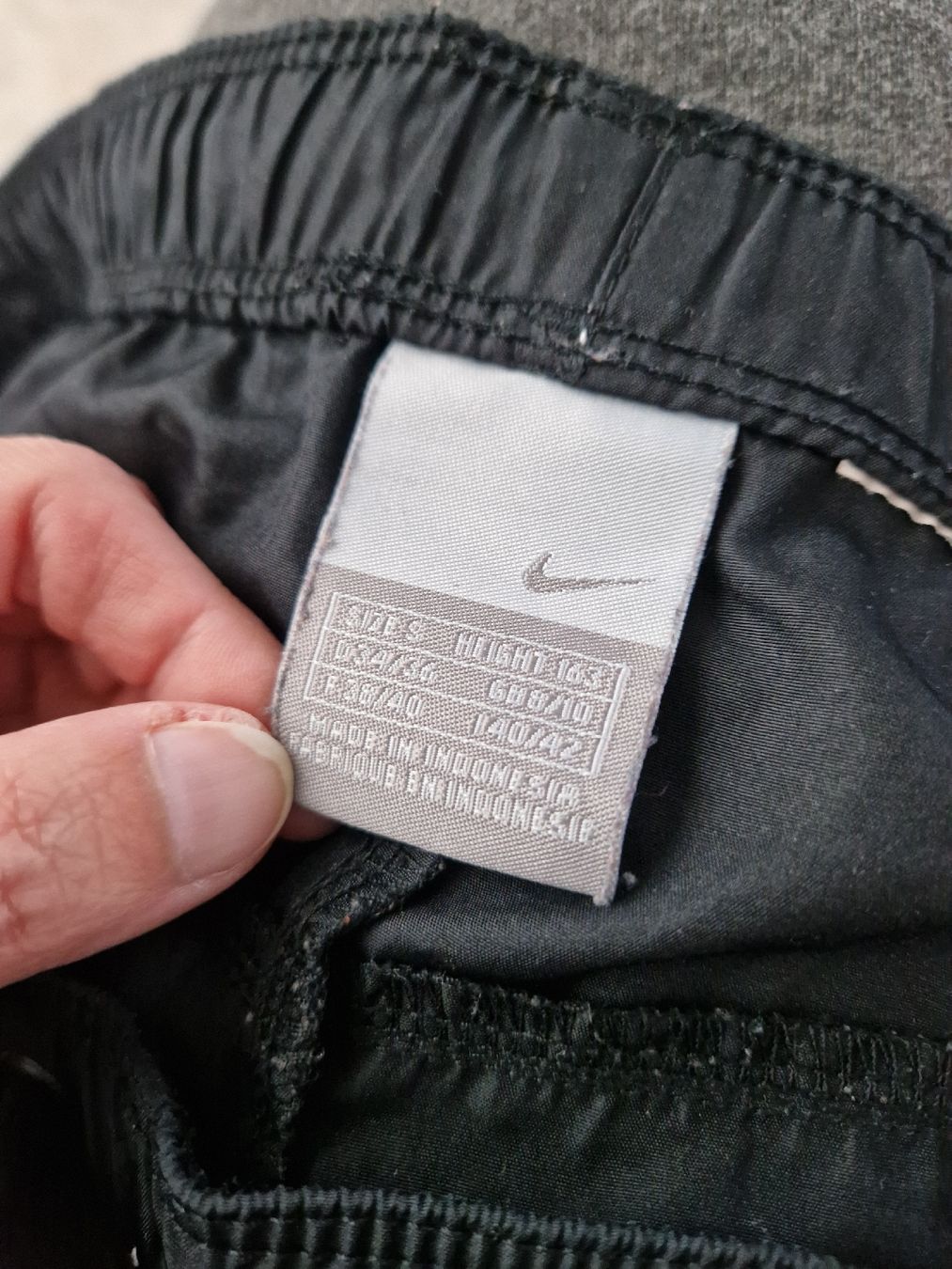 Nike Pantaloni: Schwarze Nike Shorts, Grösse S – Usato da Niederrohrdorf venduto da Miripfiri 2