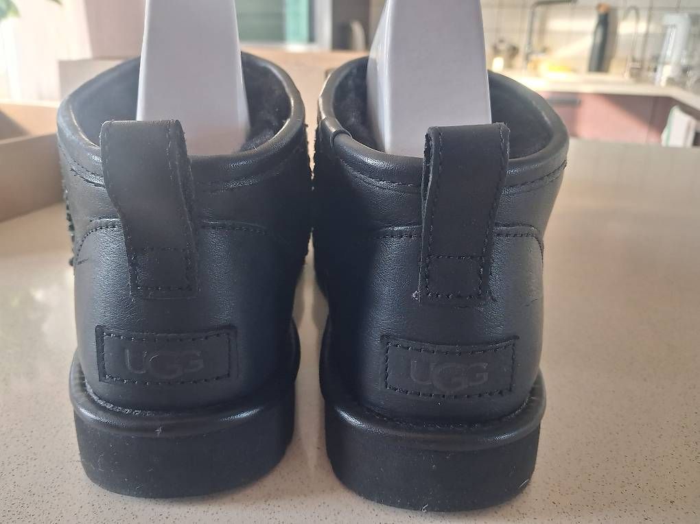 Scarpe da donna: UGG nuove basse in pelle nera  – Usato da Balerna venduto da vero_bv3