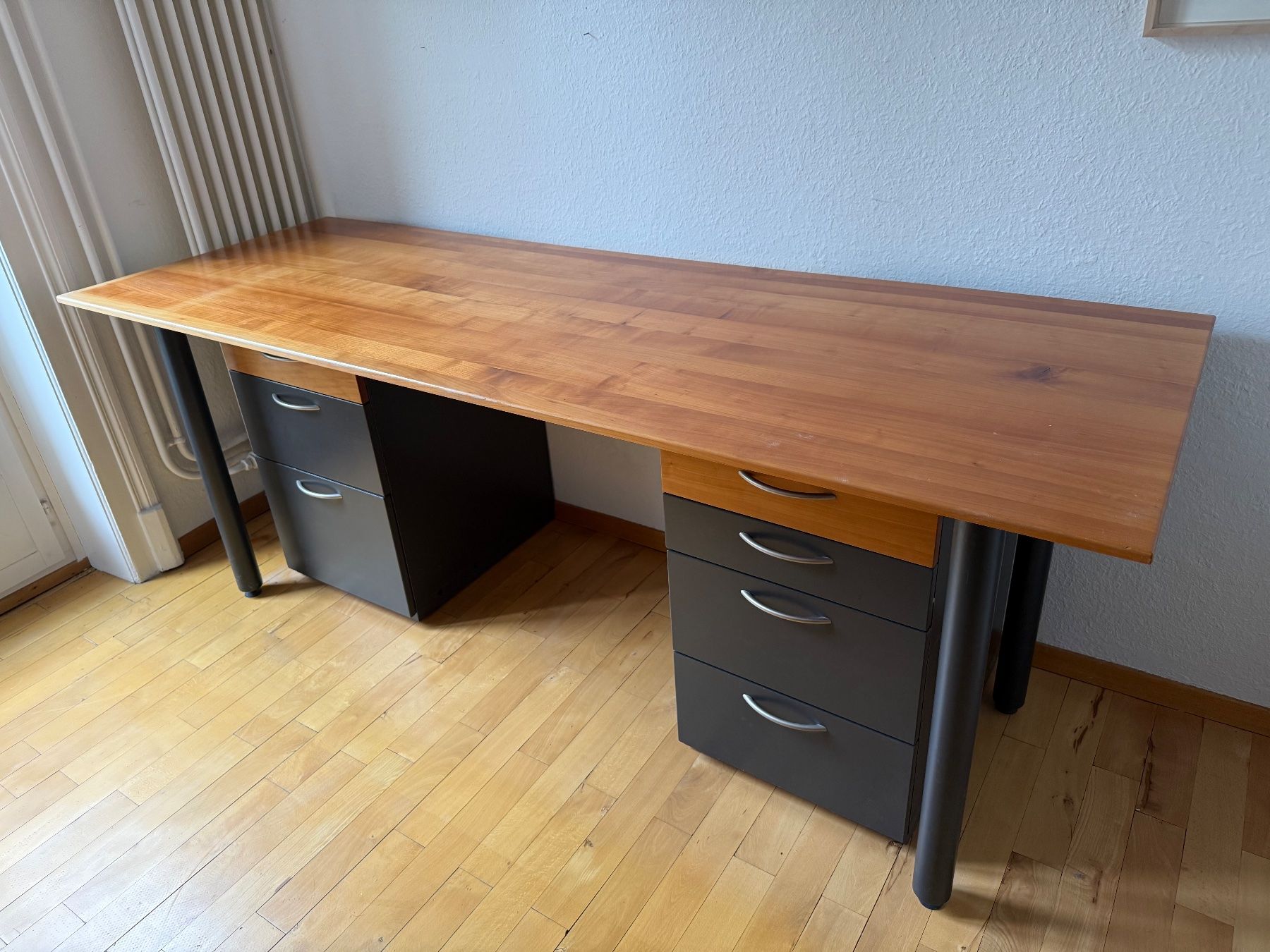 Tavoli: Kirschbaum Tischplatte und Metallfüsse – Usato da Bern venduto da mb.kitsune
