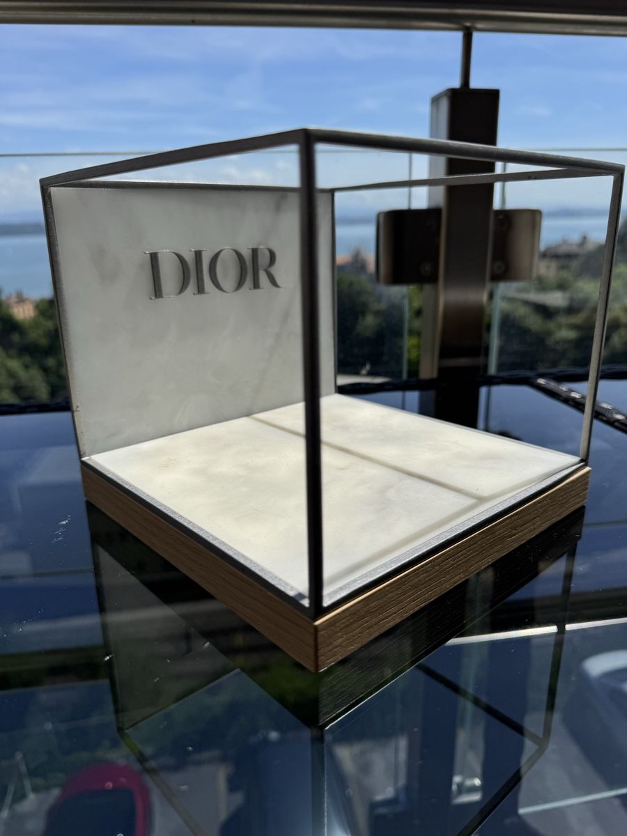 Tutte le decorazioni: Présentoir Dior effet marbre et métal cage – Nuovo (secondo la descrizione) da Neuchatel venduto da mar_9blm 1