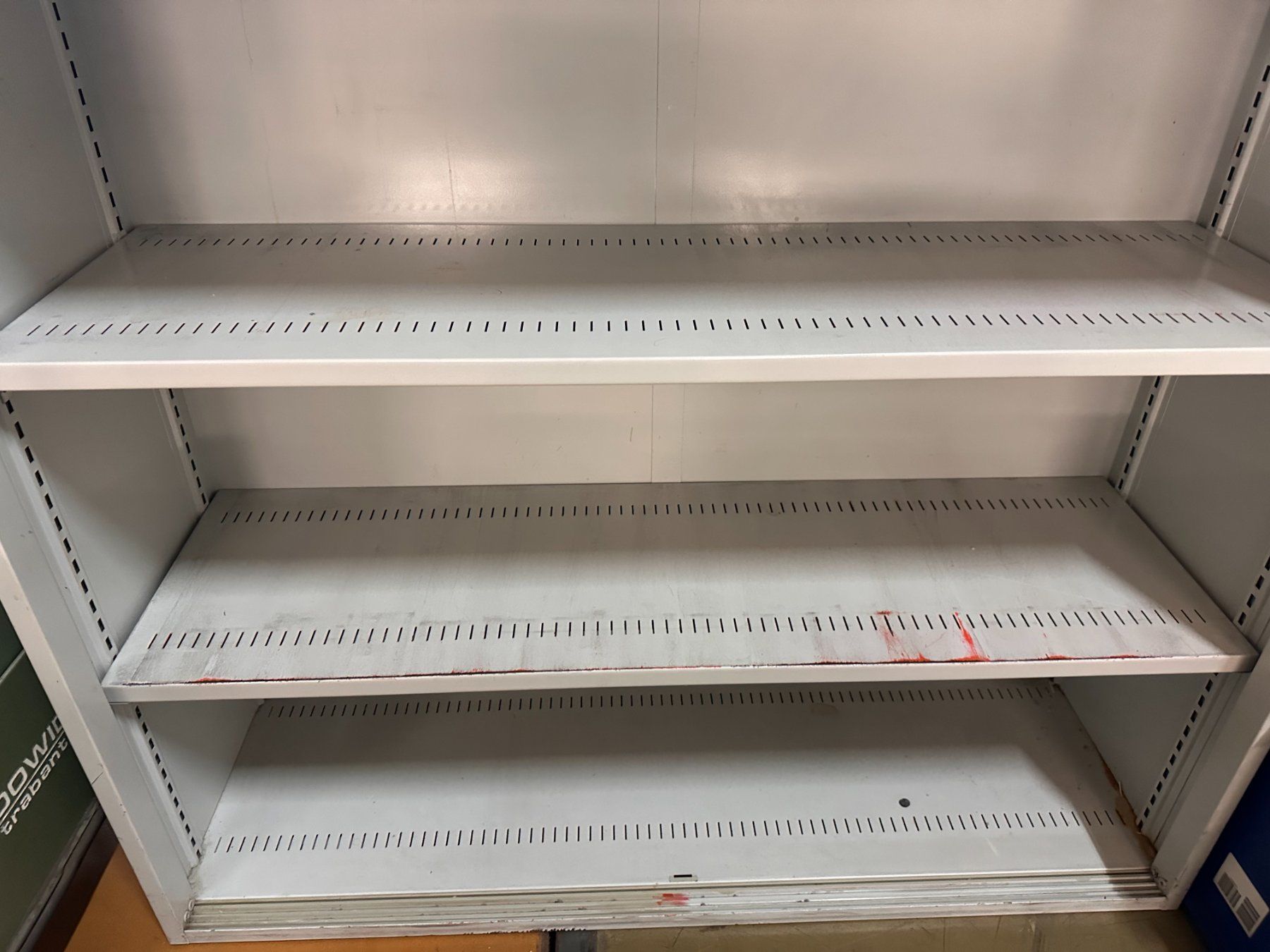 Lista Armadi: Lista Metallschrank mit 2 Schwerlast-Tablaren – Usato da Necker venduto da liq24 3