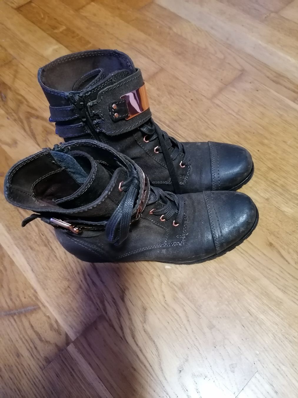 Scarpe da donna: Stiefelette mit rotgold Beschlag – Usato da Kriens venduto da jamal012 2