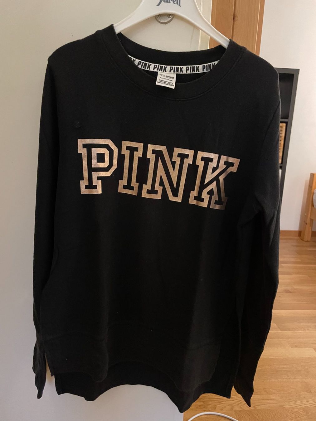Victoria's Secret Pullover & Sweatshirts: VICTORIA'S SECRET PINK Pullover, black/gold, size S – Gebraucht aus Crans VD von RM0709 1