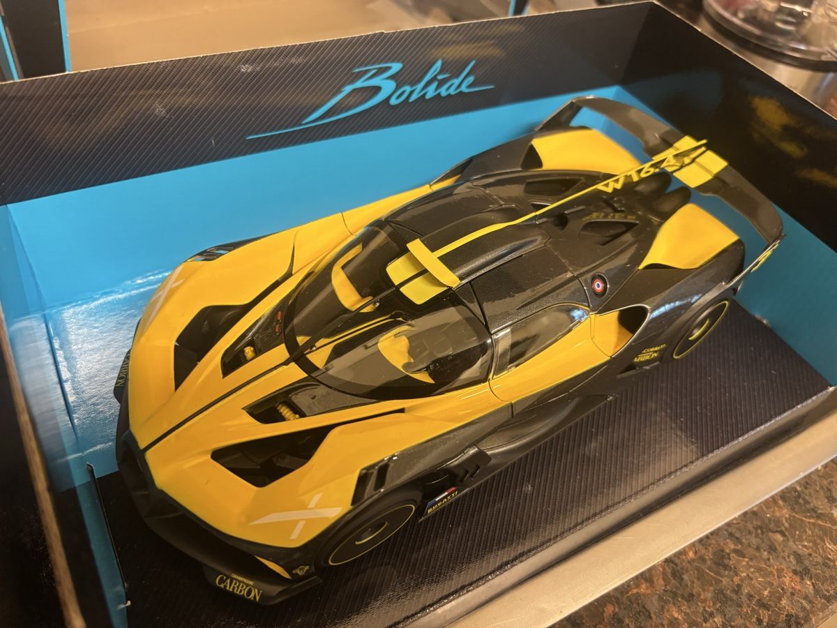 Bugatti Modellautos: Bugatti W16.4 1:18 von Bburago – Neu (gemäss Beschreibung) aus Opfikon von Cycomyco 1