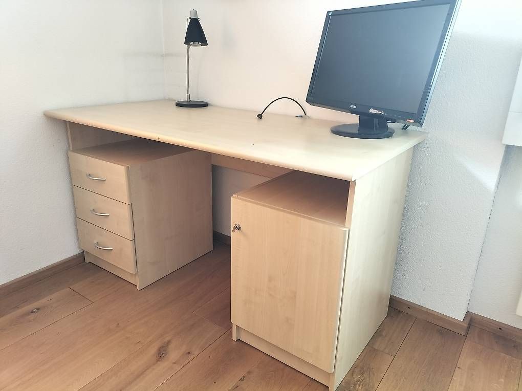 Schreibtische: Bürotisch / Schreibtisch – Gebraucht aus Schwyz von rap_z7ny