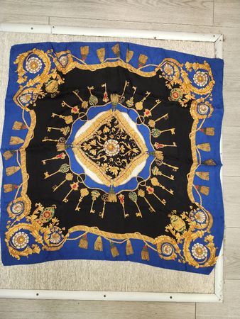 Foulard en soie imprimé baroque bleu noir or