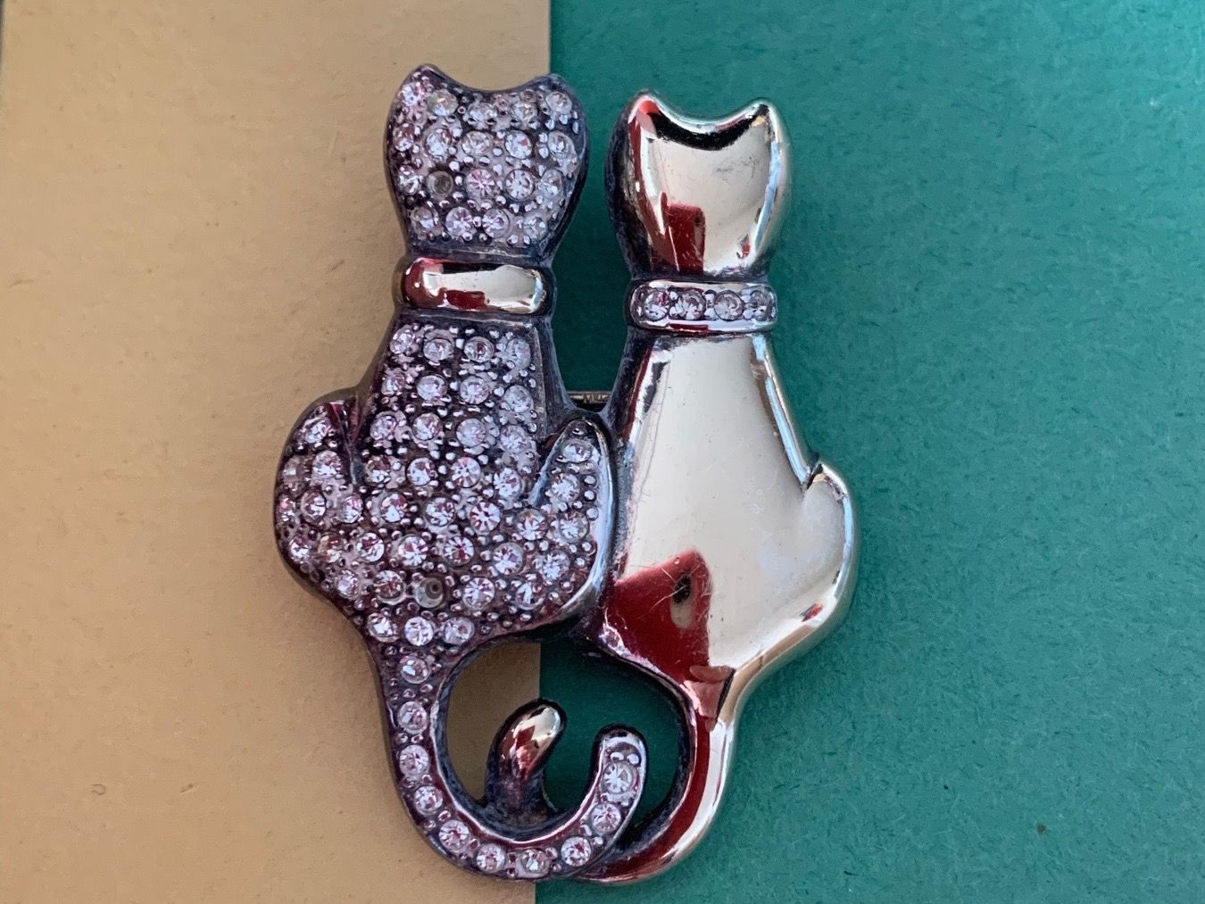 Spille & Fermagli: Brosche 2 CATs goldglanz – Usato da Laufen venduto da Bellebellezza