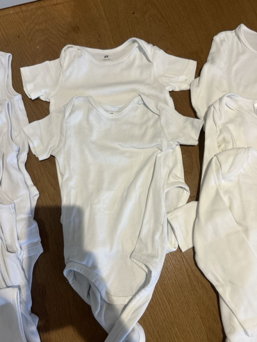 H&M Lotti & Set di vestiti: Kleiderpaket Bodys 98/104 – Nuovo (secondo la descrizione) da Matzendorf venduto da Fla5 3