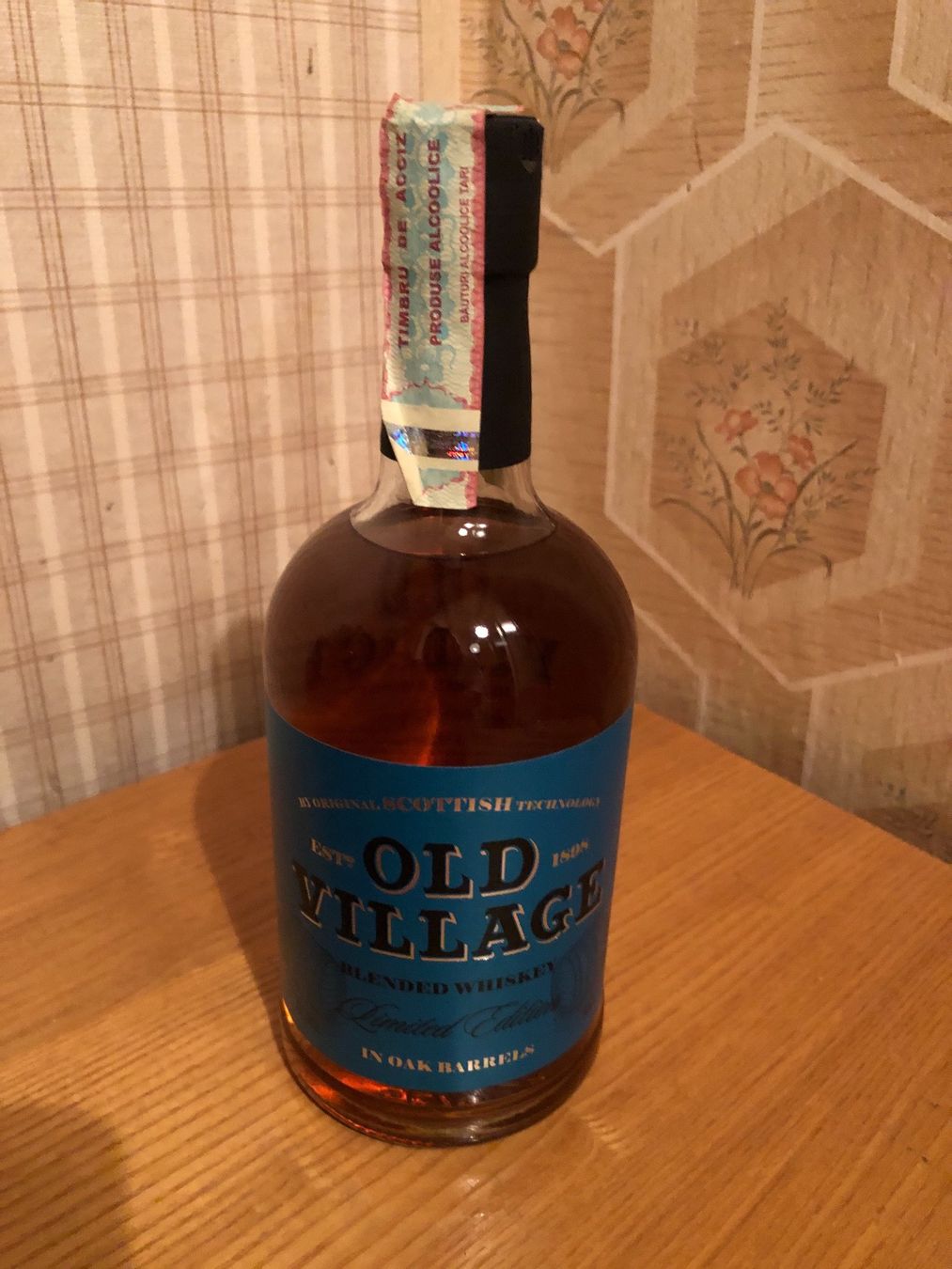 Bevande alcoliche: OLD VILLAGE Blended Whiskey Limited Edition in Eichenfässern – Nuovo e nell'imballaggio originale da Wald ZH venduto da mlnt 2